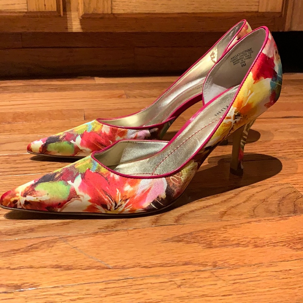 Anne Klein pointed toe floral heels, size 9, slightly worn